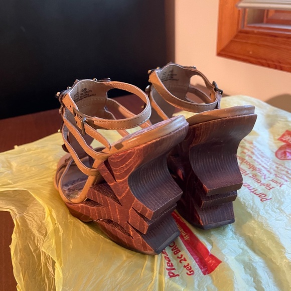 Statuesque Unique Wedges with Sculptural Heel US6 - Picture 6 of 9